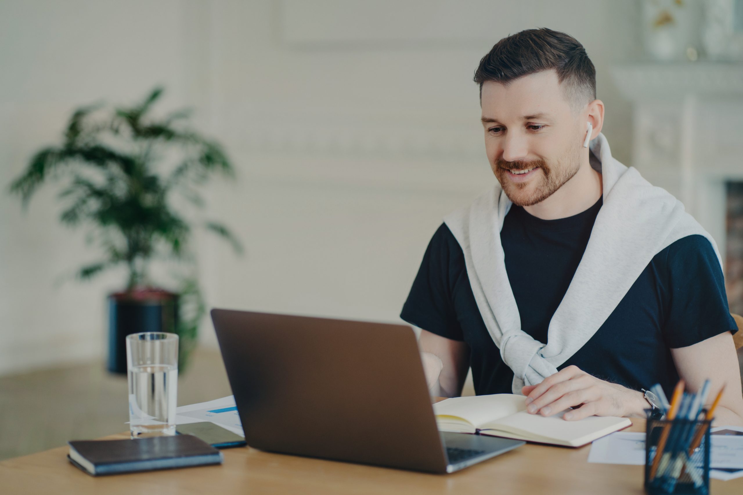 Bureau de travail individuel et réunions à distance