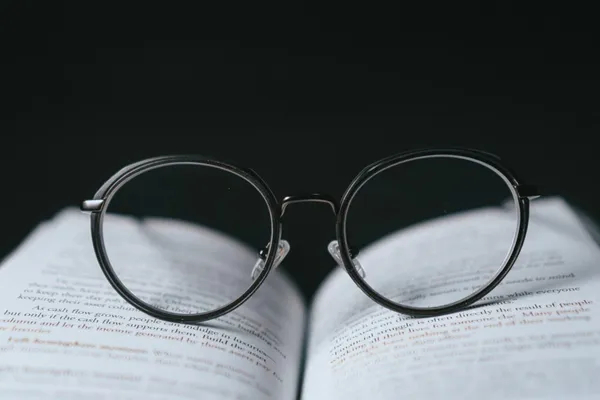 Lunettes de lecture sur livre ouvert